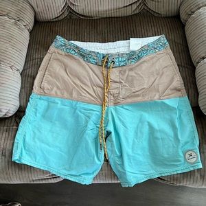 Mens billabong board shorts size 30 waist.